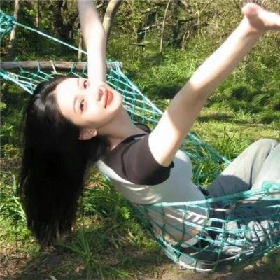 穿黄靴子的女孩